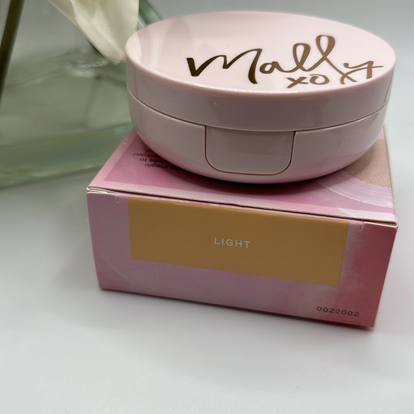 Mally Flawless Finish Transforming Effect Foundation ~ Light - Picture 4 of 6